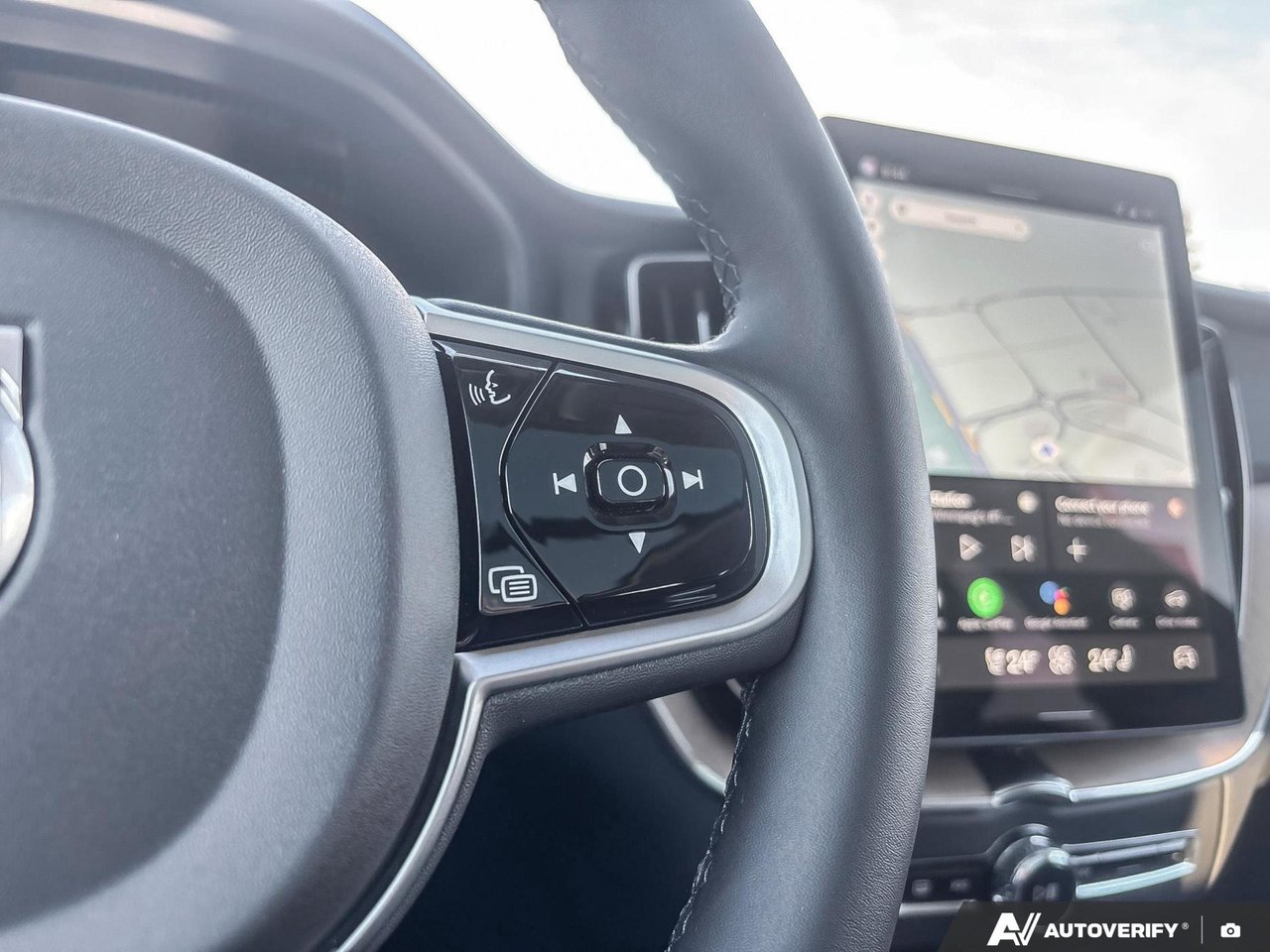 2026 Volvo XC60 Plug-In Hybrid Plus Dark Theme-16