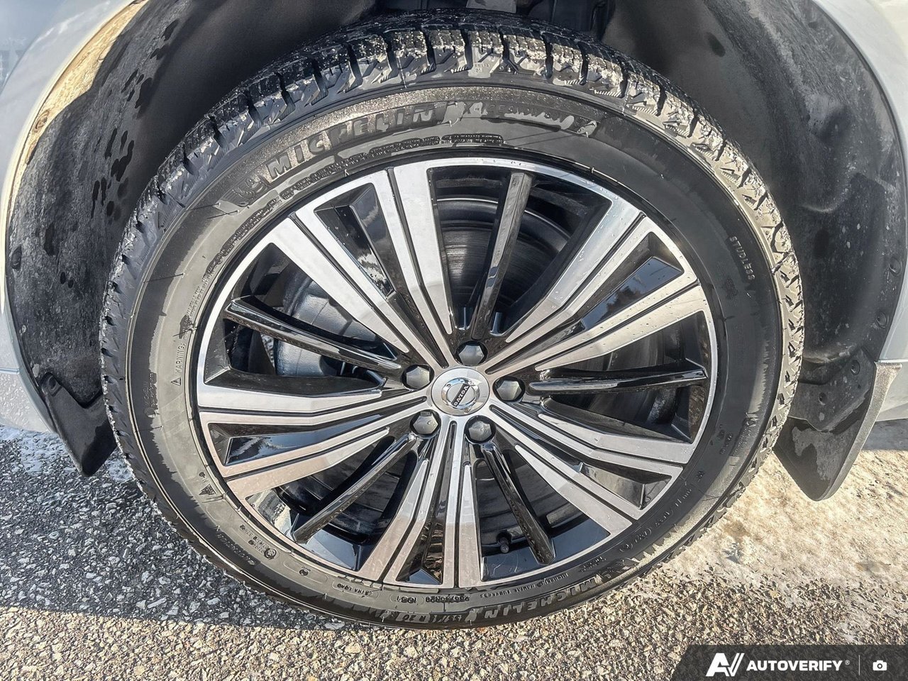 2026 Volvo XC60 Plug-In Hybrid Plus Dark Theme-9