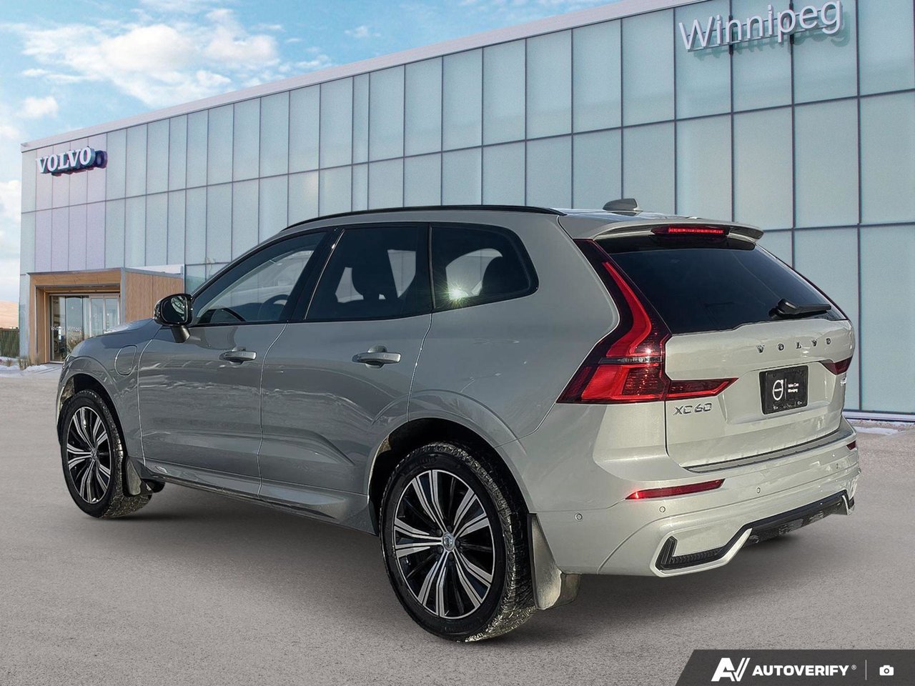 2026 Volvo XC60 Plug-In Hybrid Plus Dark Theme-3