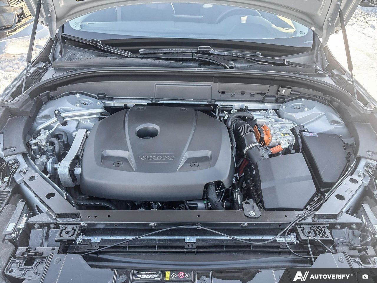 2026 Volvo XC60 Plug-In Hybrid Plus Dark Theme-7