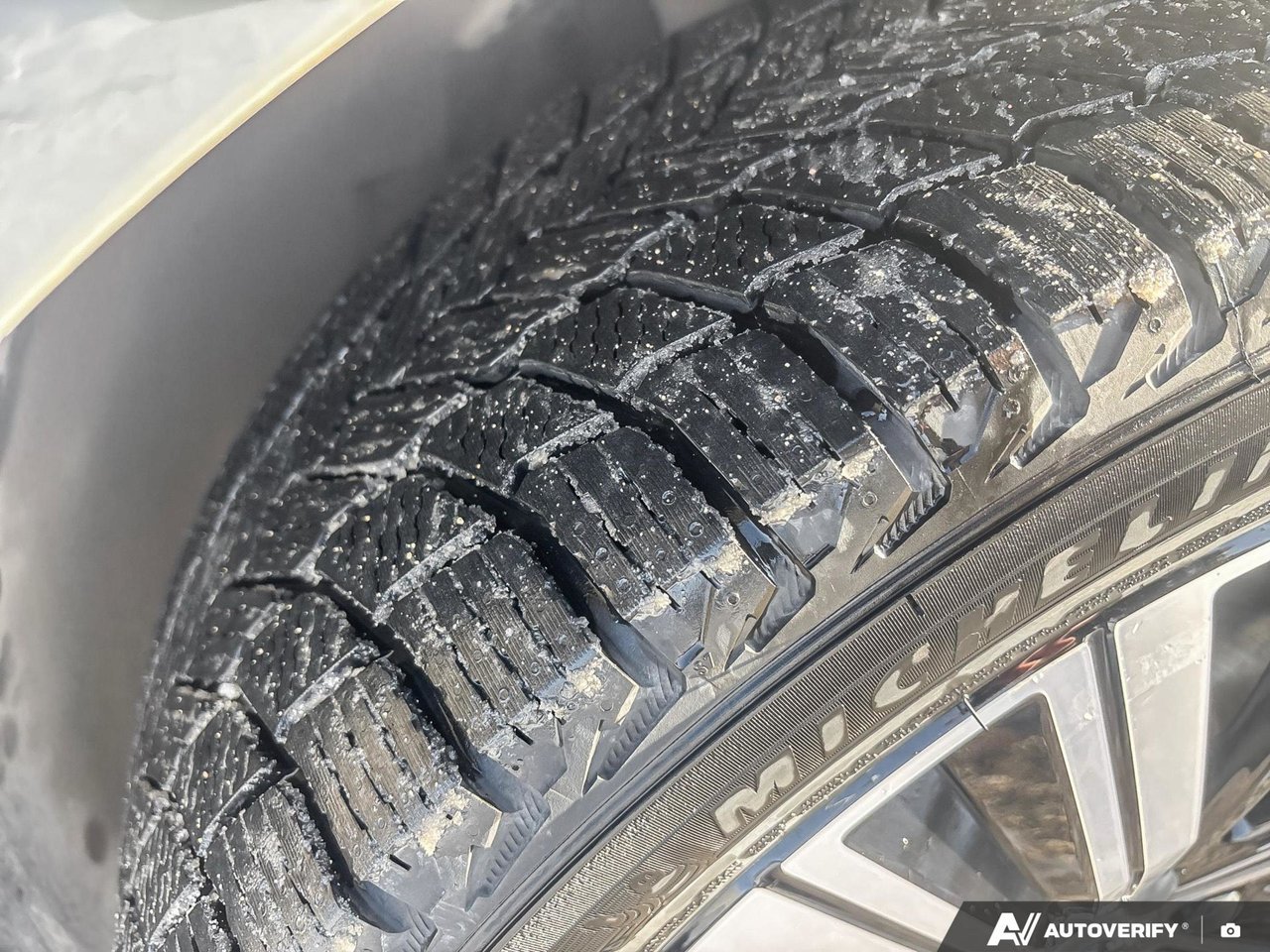 2026 Volvo XC60 Plug-In Hybrid Plus Dark Theme-10