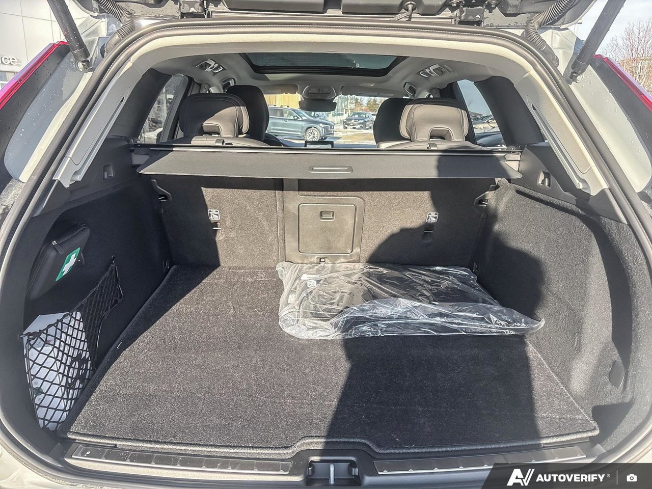 2026 Volvo XC60 Plug-In Hybrid Plus Dark Theme-8