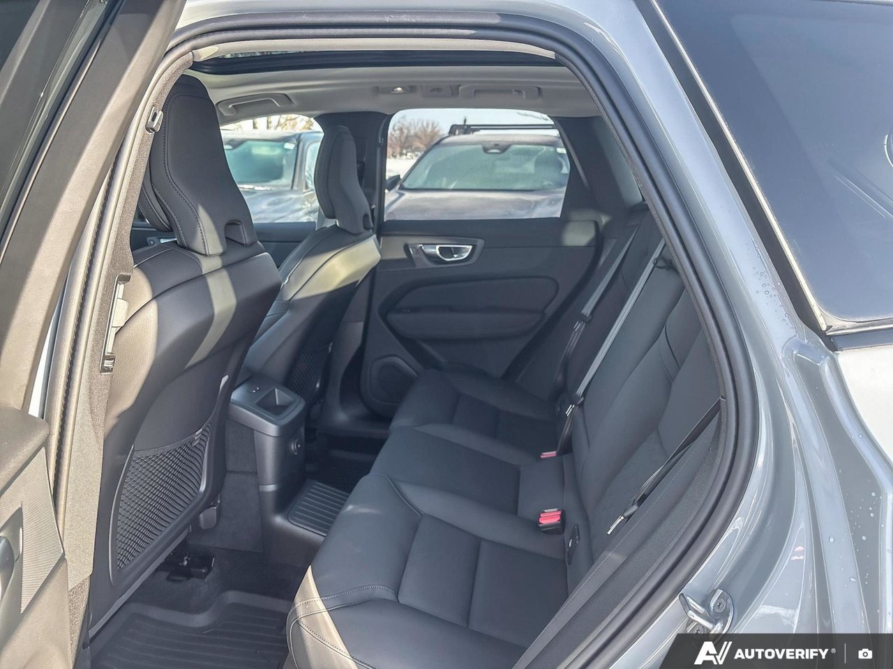 2026 Volvo XC60 Plug-In Hybrid Plus Dark Theme-23