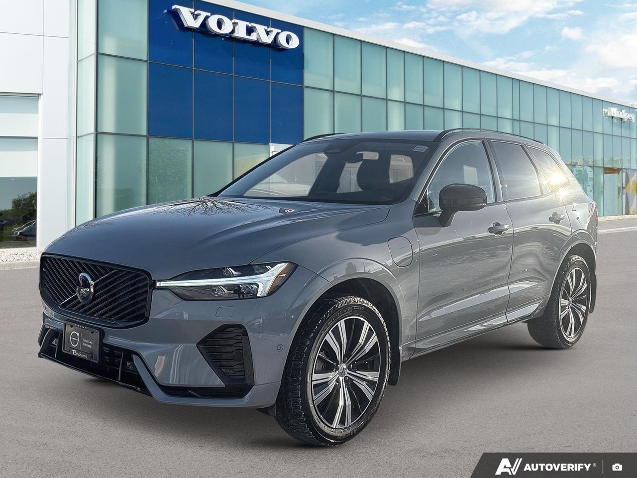 2026 Volvo XC60 Plug-In Hybrid Plus Dark Theme-0