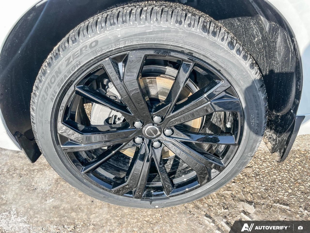 2026 Volvo XC60 Plug-In Hybrid Ultra Black Edition-9