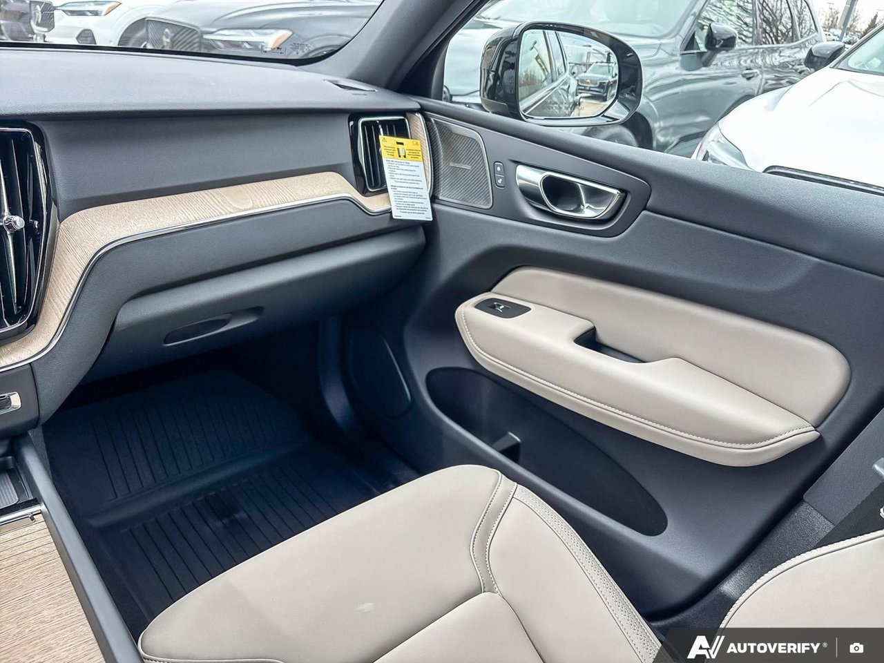 2026 Volvo XC60 Plug-In Hybrid Plus Dark Theme-25