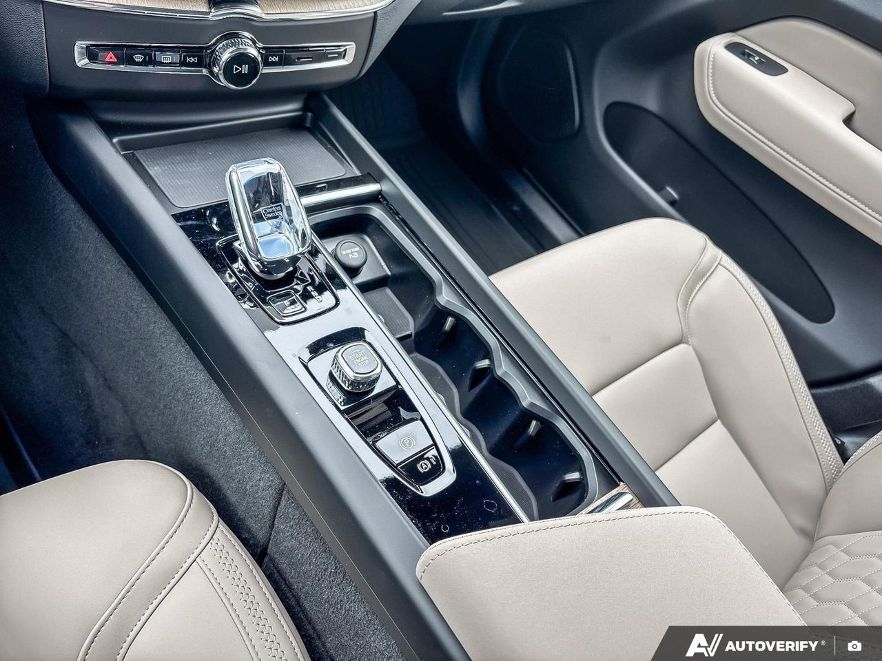 2026 Volvo XC60 Plug-In Hybrid Plus Dark Theme-18