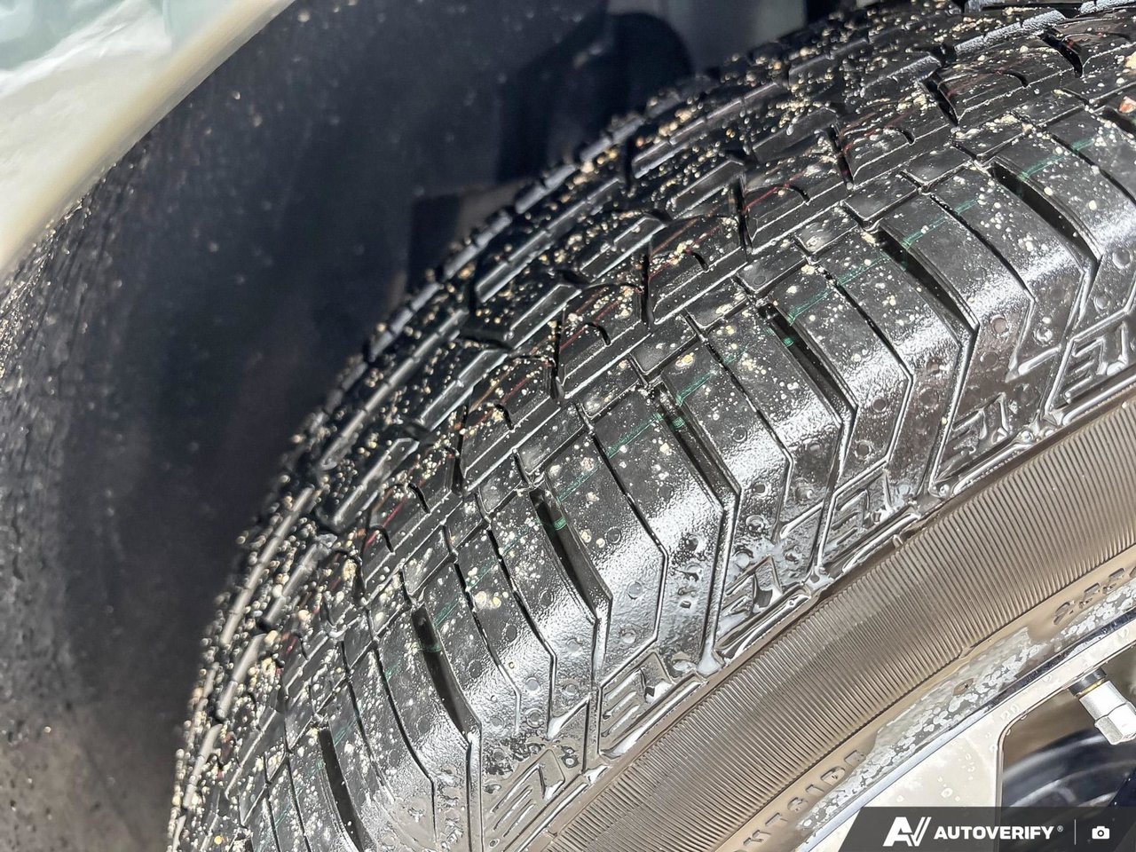 2026 Volvo XC60 Plug-In Hybrid Plus Dark Theme-10