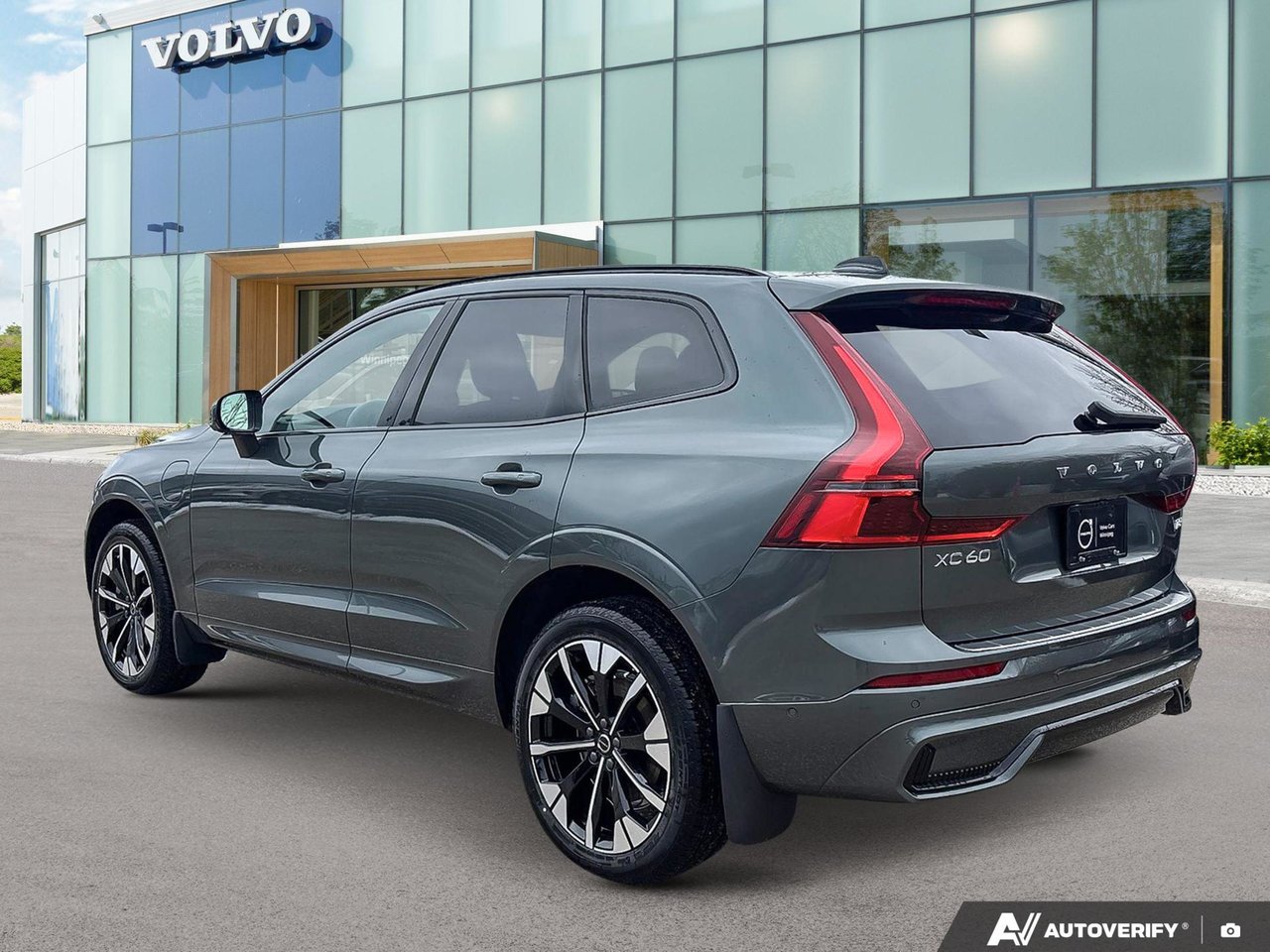 2026 Volvo XC60 Plug-In Hybrid Plus Dark Theme-3