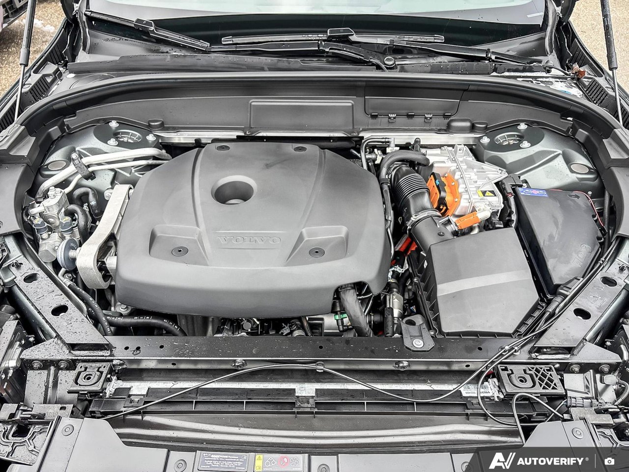 2026 Volvo XC60 Plug-In Hybrid Plus Dark Theme-7