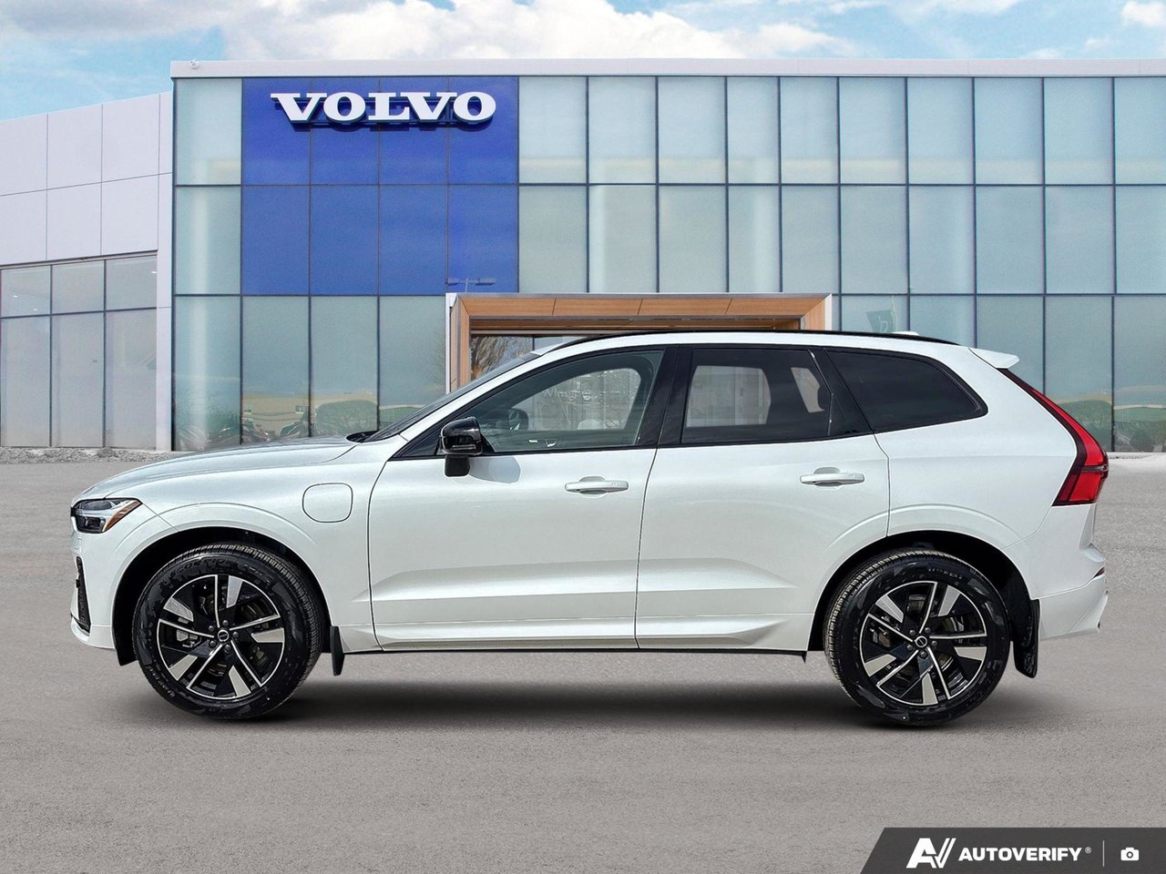 2026 Volvo XC60 Plug-In Hybrid Core Dark Theme-1