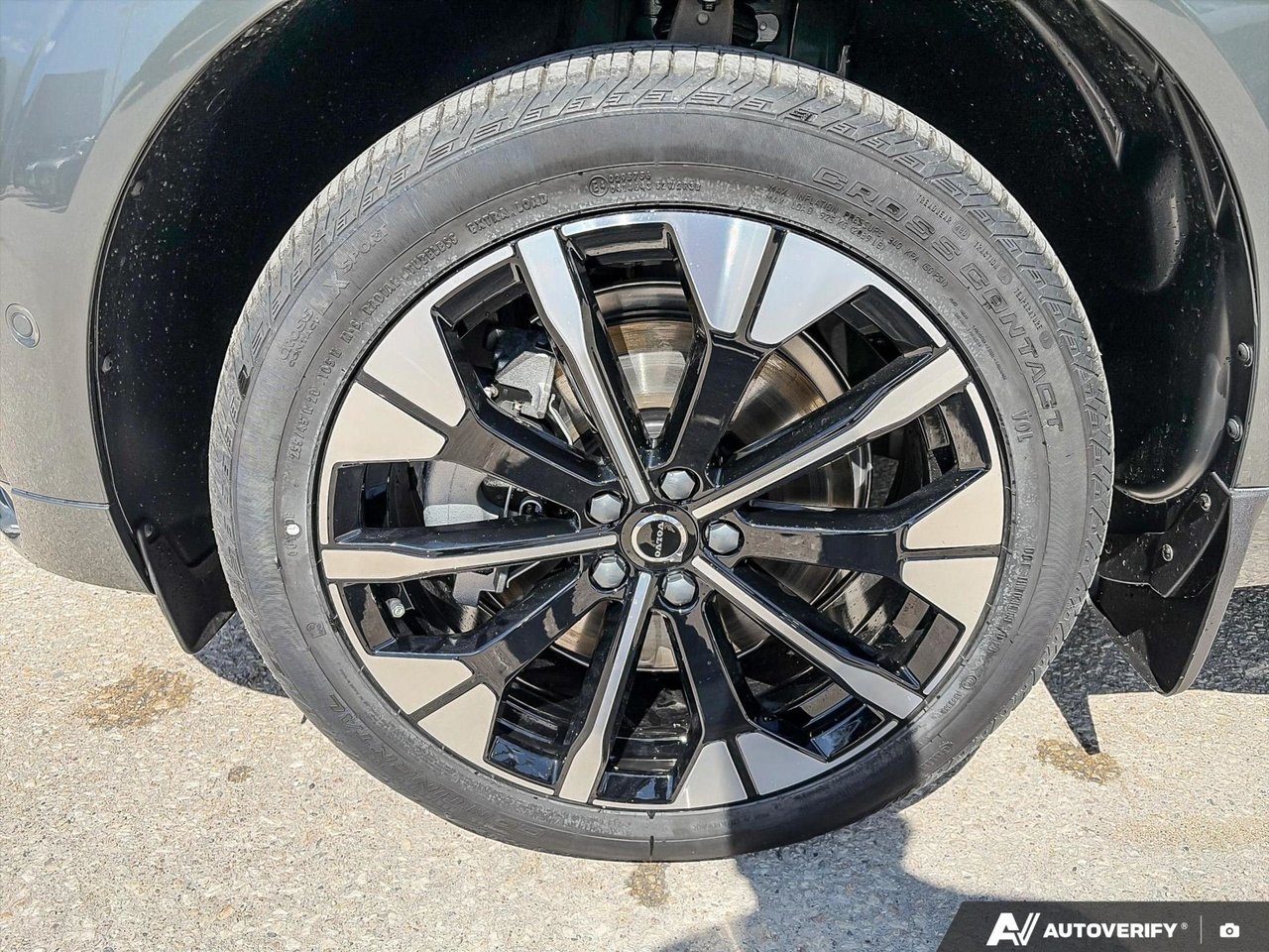 2026 Volvo XC60 Plug-In Hybrid Ultra Dark Theme-9