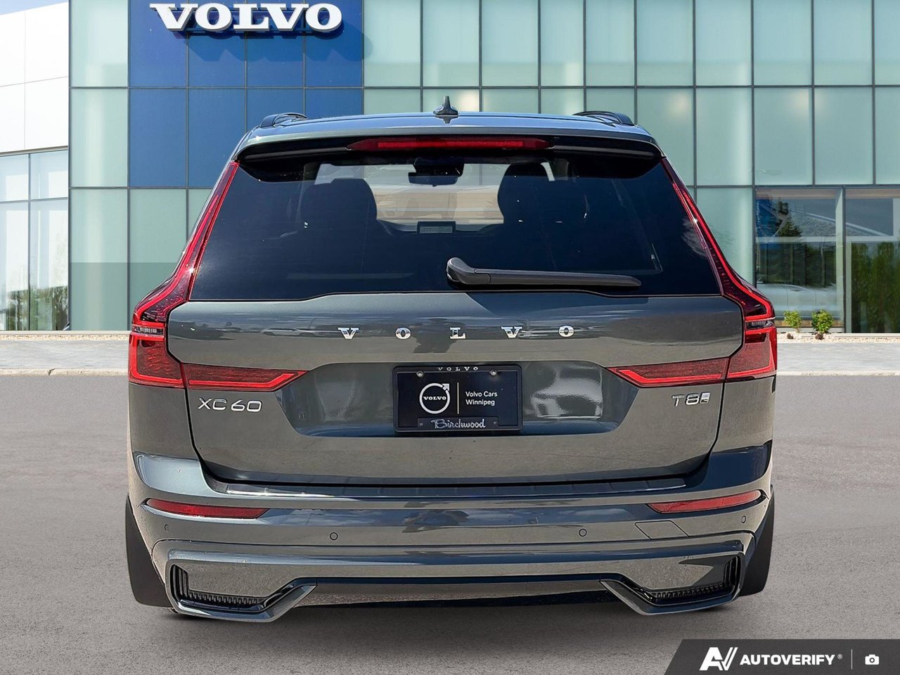 2026 Volvo XC60 Plug-In Hybrid Ultra Dark Theme-4