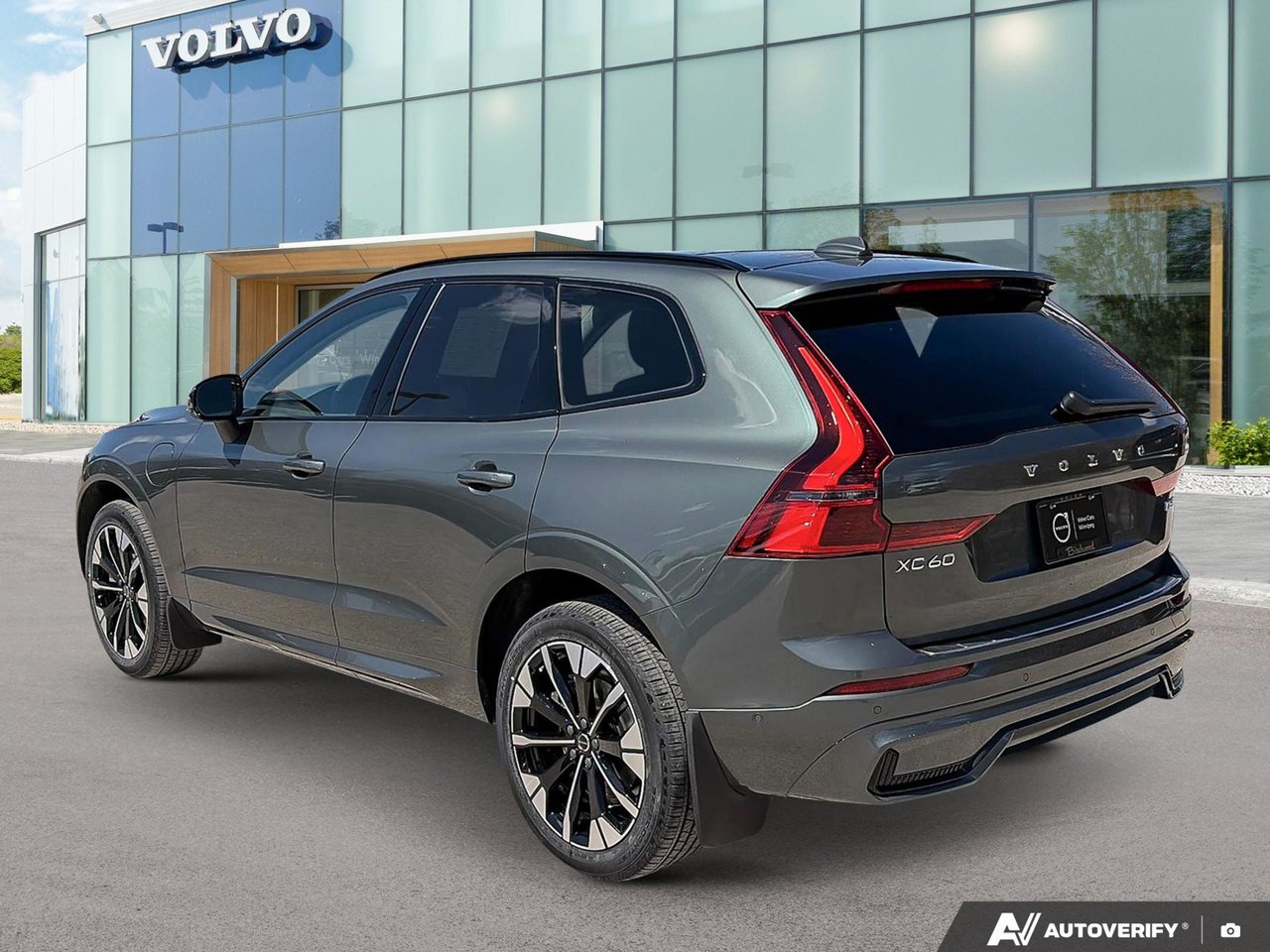 2026 Volvo XC60 Plug-In Hybrid Ultra Dark Theme-3