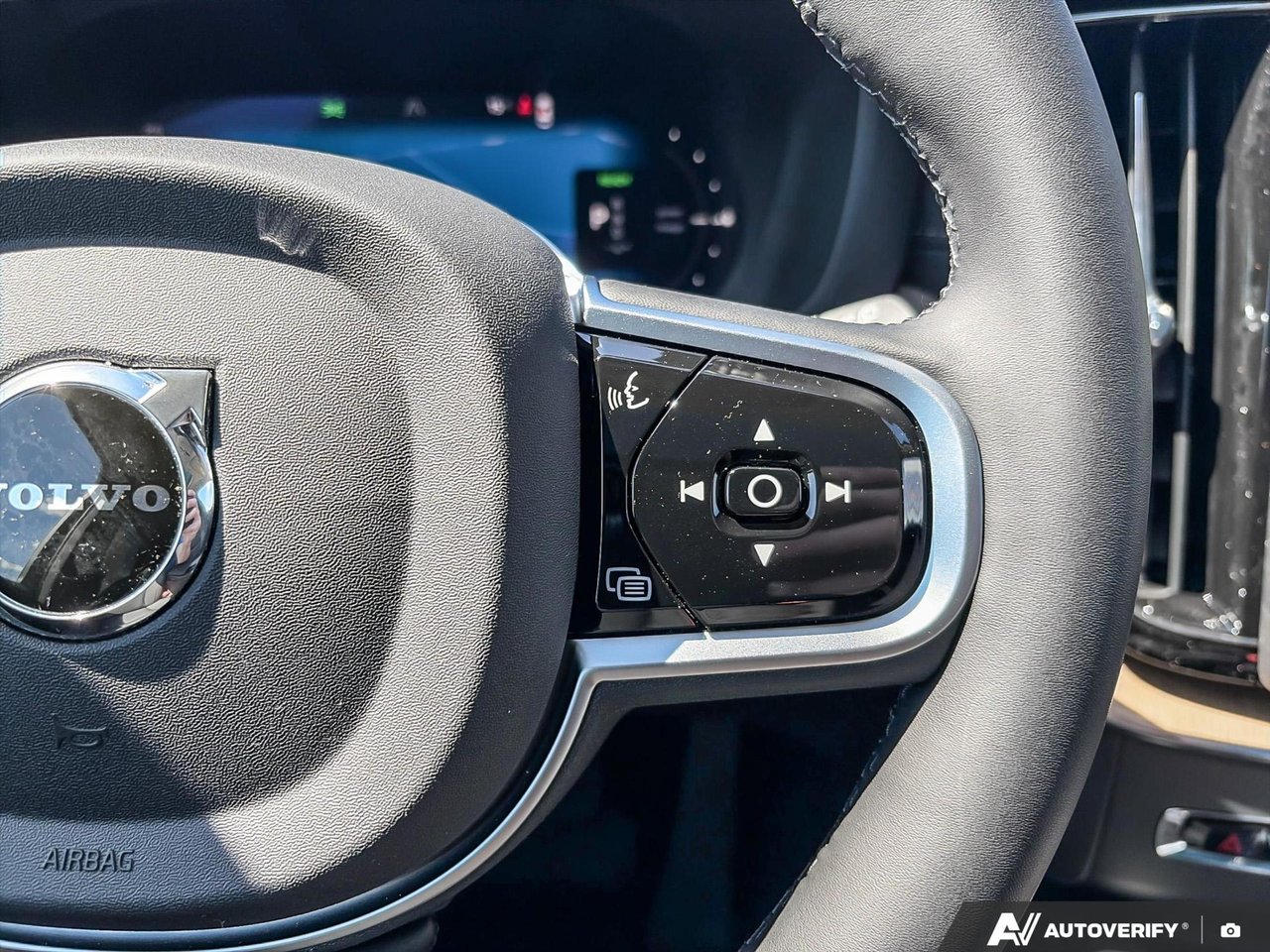 2026 Volvo XC60 Plug-In Hybrid Ultra Dark Theme-16