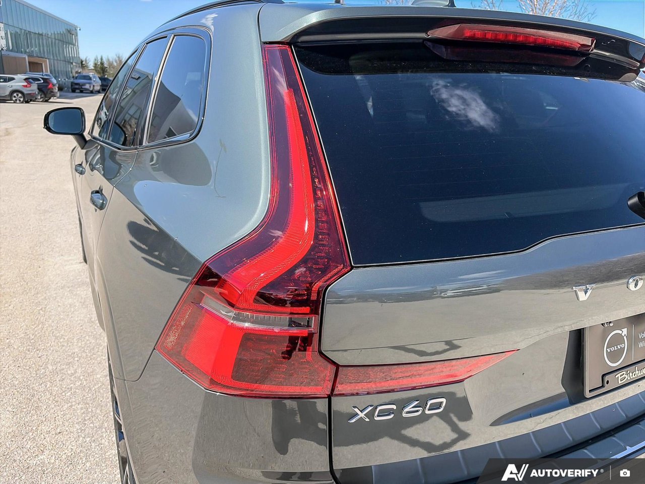 2026 Volvo XC60 Plug-In Hybrid Ultra Dark Theme-12