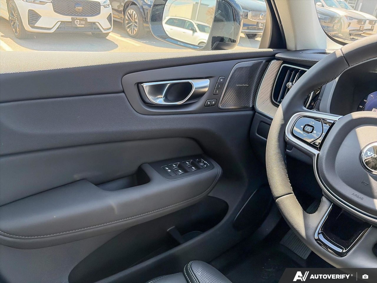 2026 Volvo XC60 Plug-In Hybrid Ultra Dark Theme-17