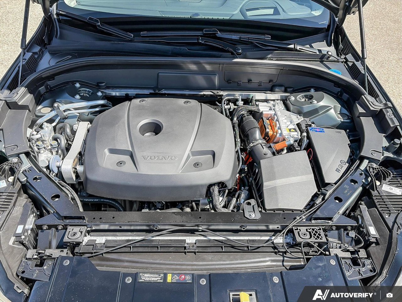 2026 Volvo XC60 Plug-In Hybrid Ultra Dark Theme-7