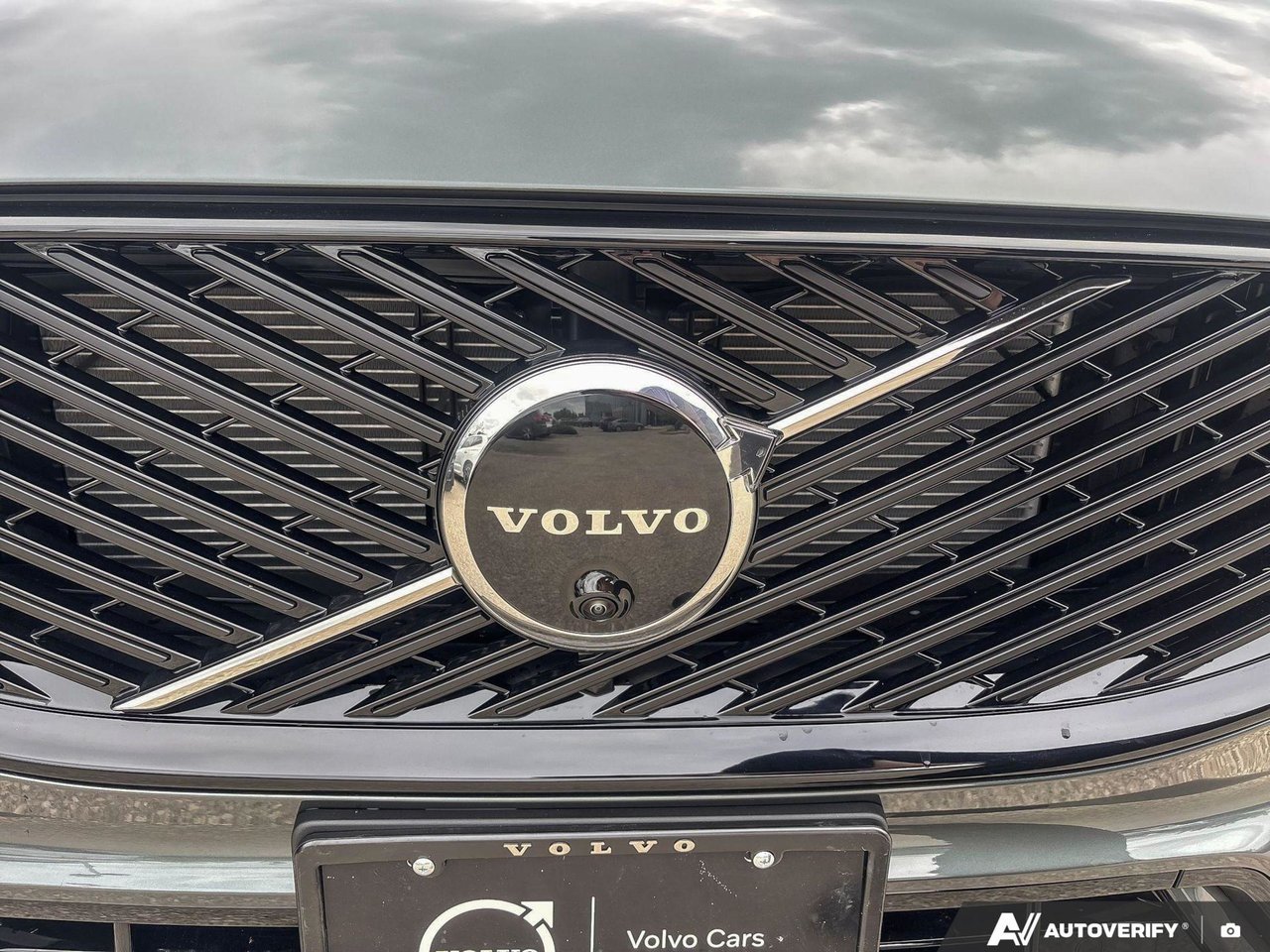 2026 Volvo XC60 Plug-In Hybrid Plus Dark Theme-6