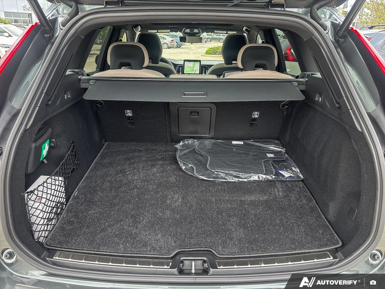 2026 Volvo XC60 Plug-In Hybrid Plus Dark Theme-8