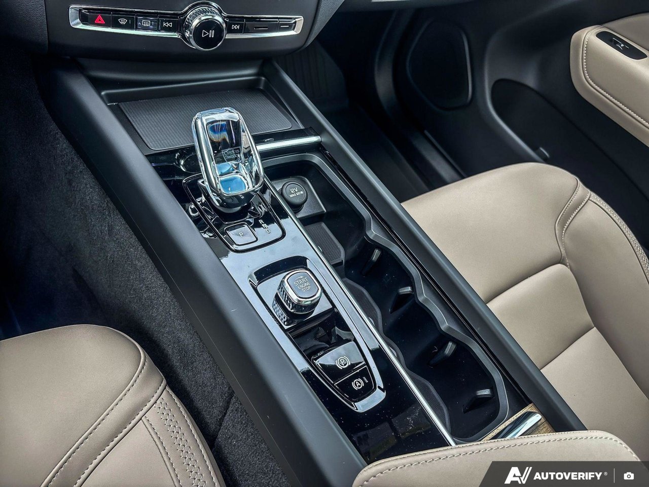2026 Volvo XC60 Plug-In Hybrid Plus Dark Theme-18