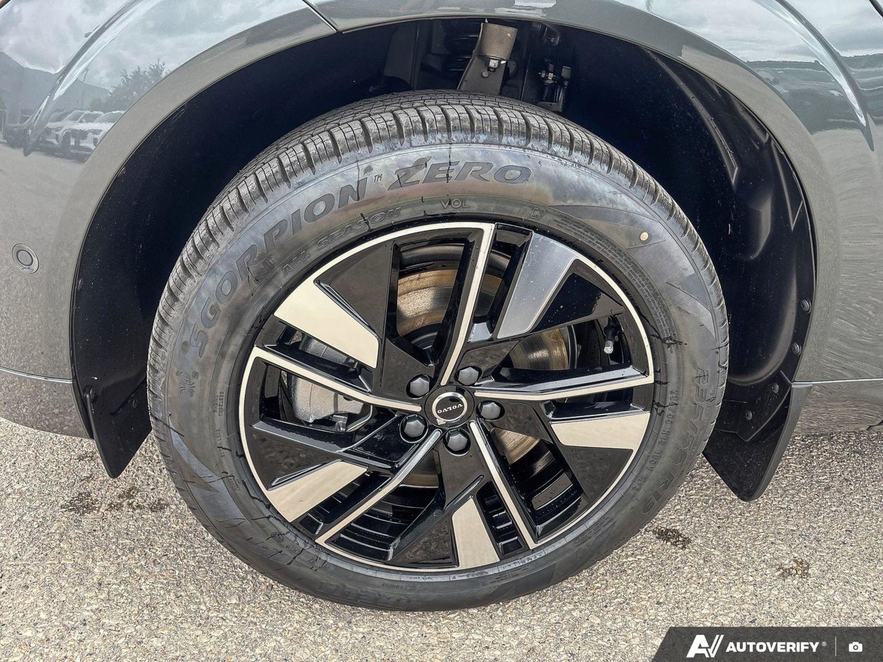 2026 Volvo XC60 Plug-In Hybrid Plus Dark Theme-9
