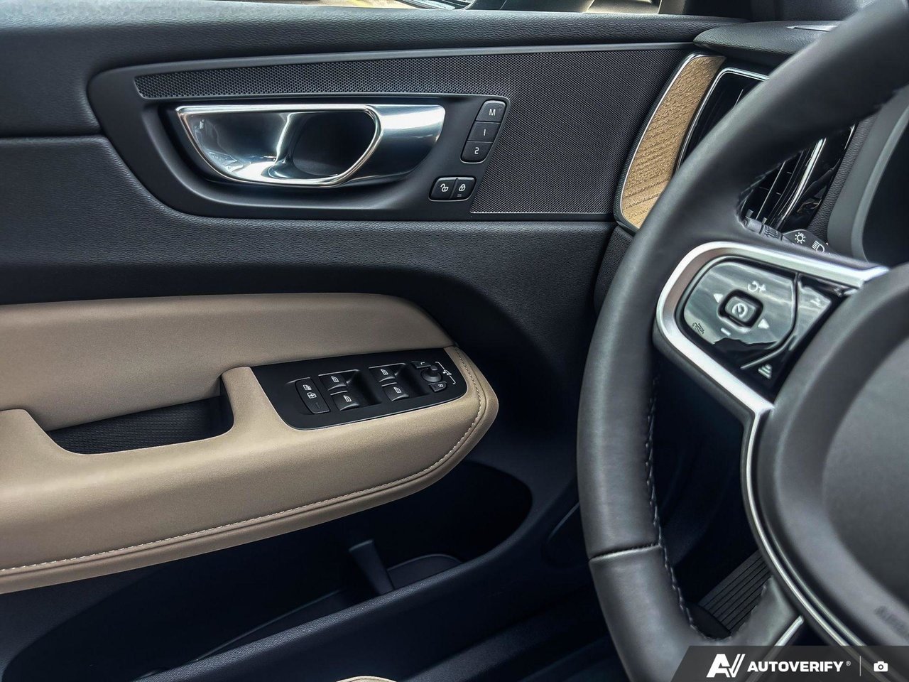 2026 Volvo XC60 Plug-In Hybrid Plus Dark Theme-17