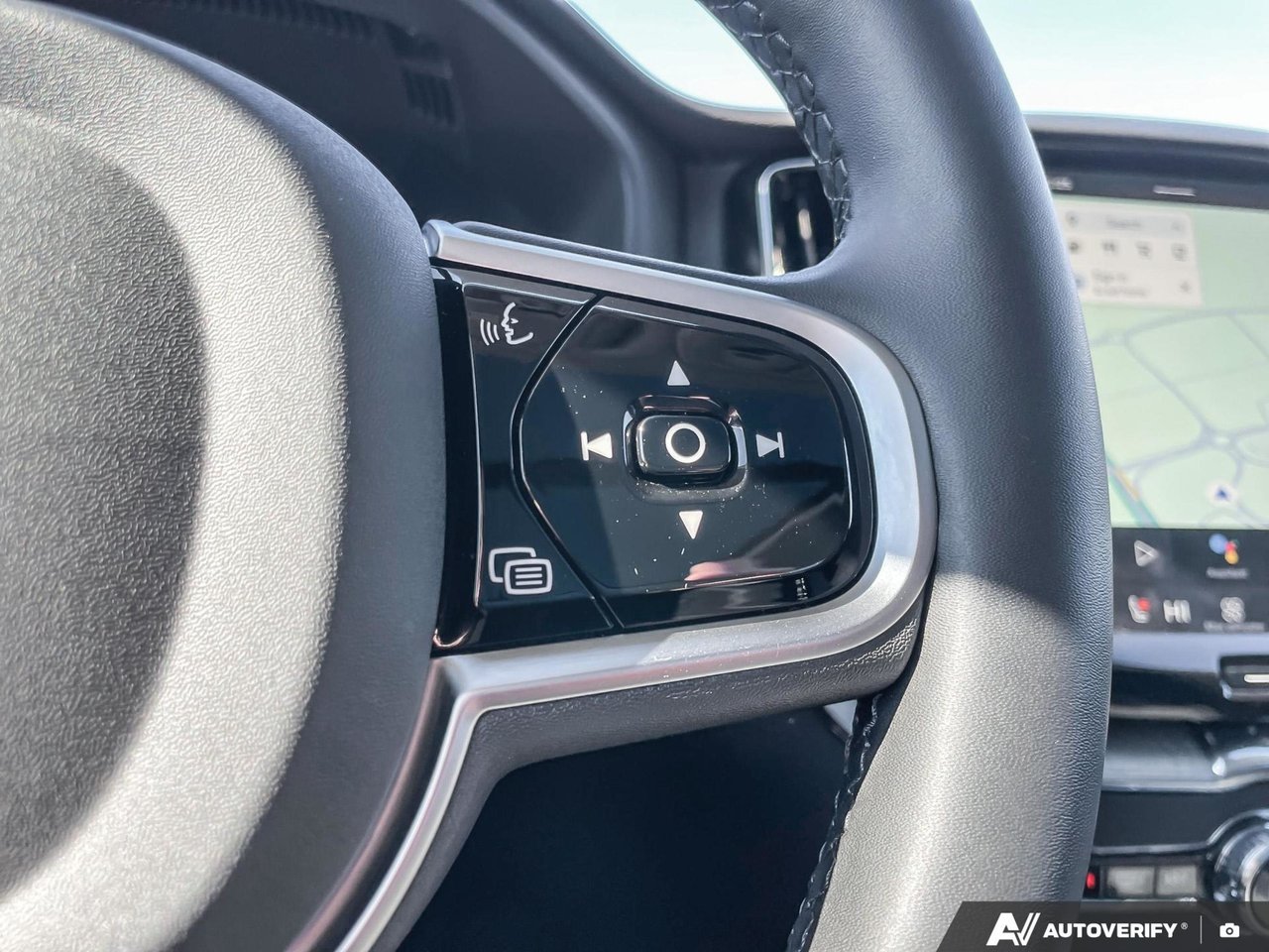 2025 Volvo XC60 Plus Dark Theme-15