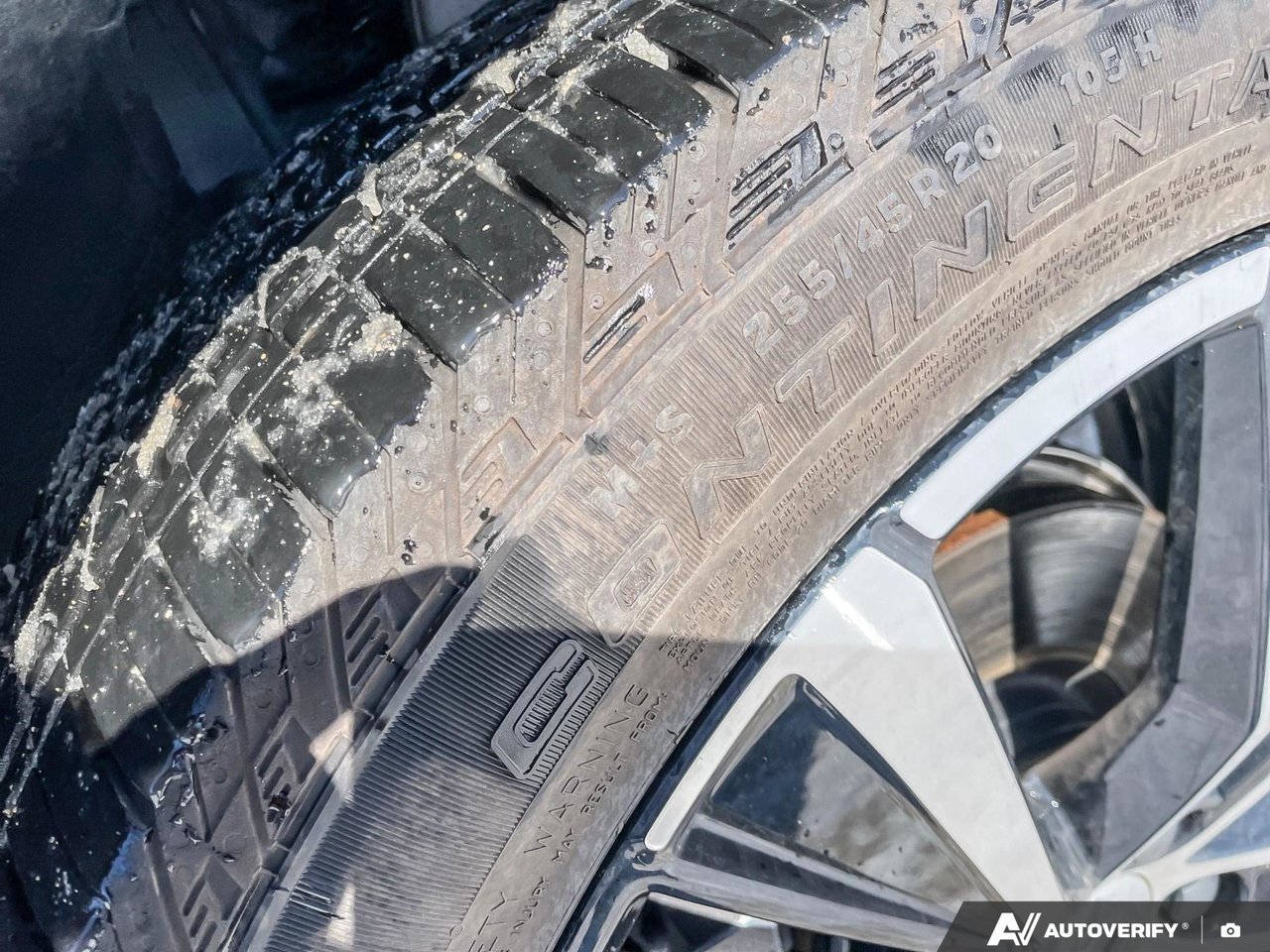 2025 Volvo XC60 Plus Dark Theme-9