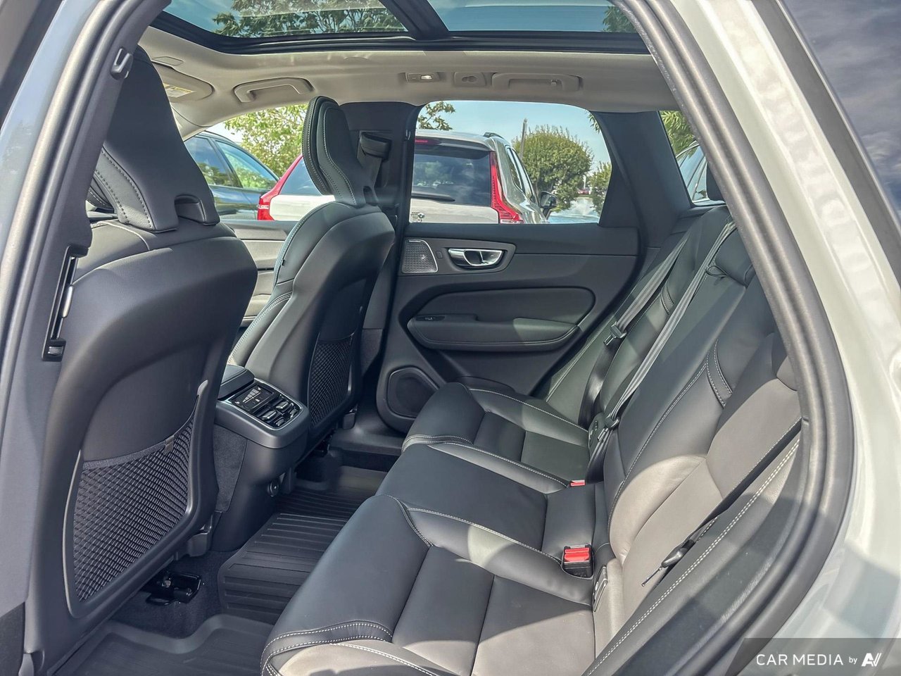 2026 Volvo XC60 Ultra Dark Theme-23