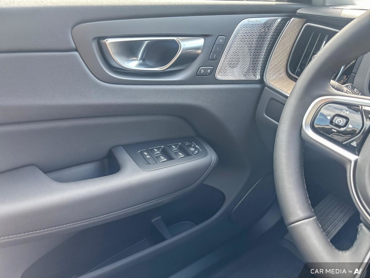 2026 Volvo XC60 Ultra Dark Theme-17