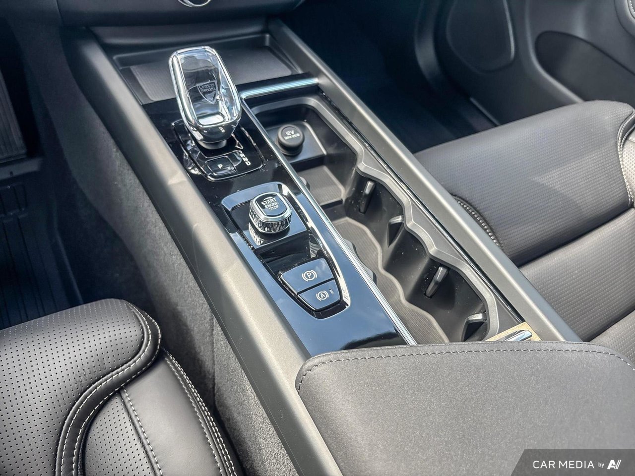 2026 Volvo XC60 Ultra Dark Theme-18