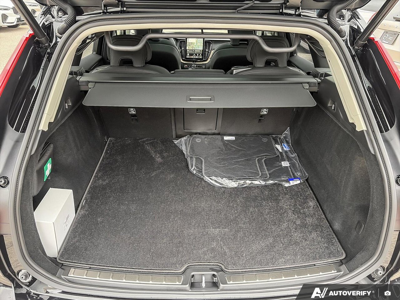 2026 Volvo XC60 Plus Dark Theme-8