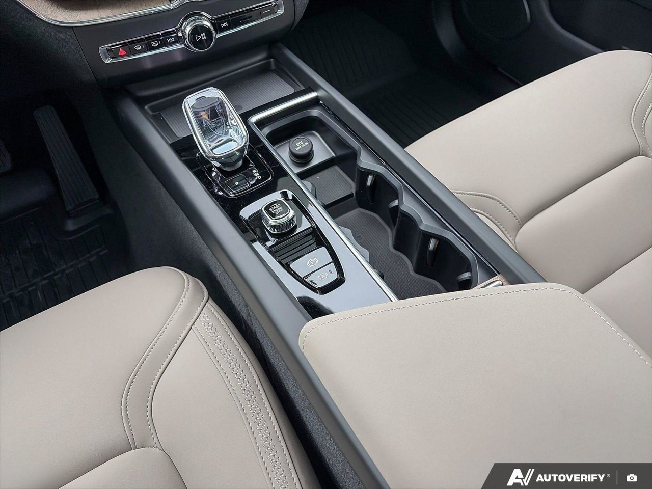 2026 Volvo XC60 Plus Dark Theme-18