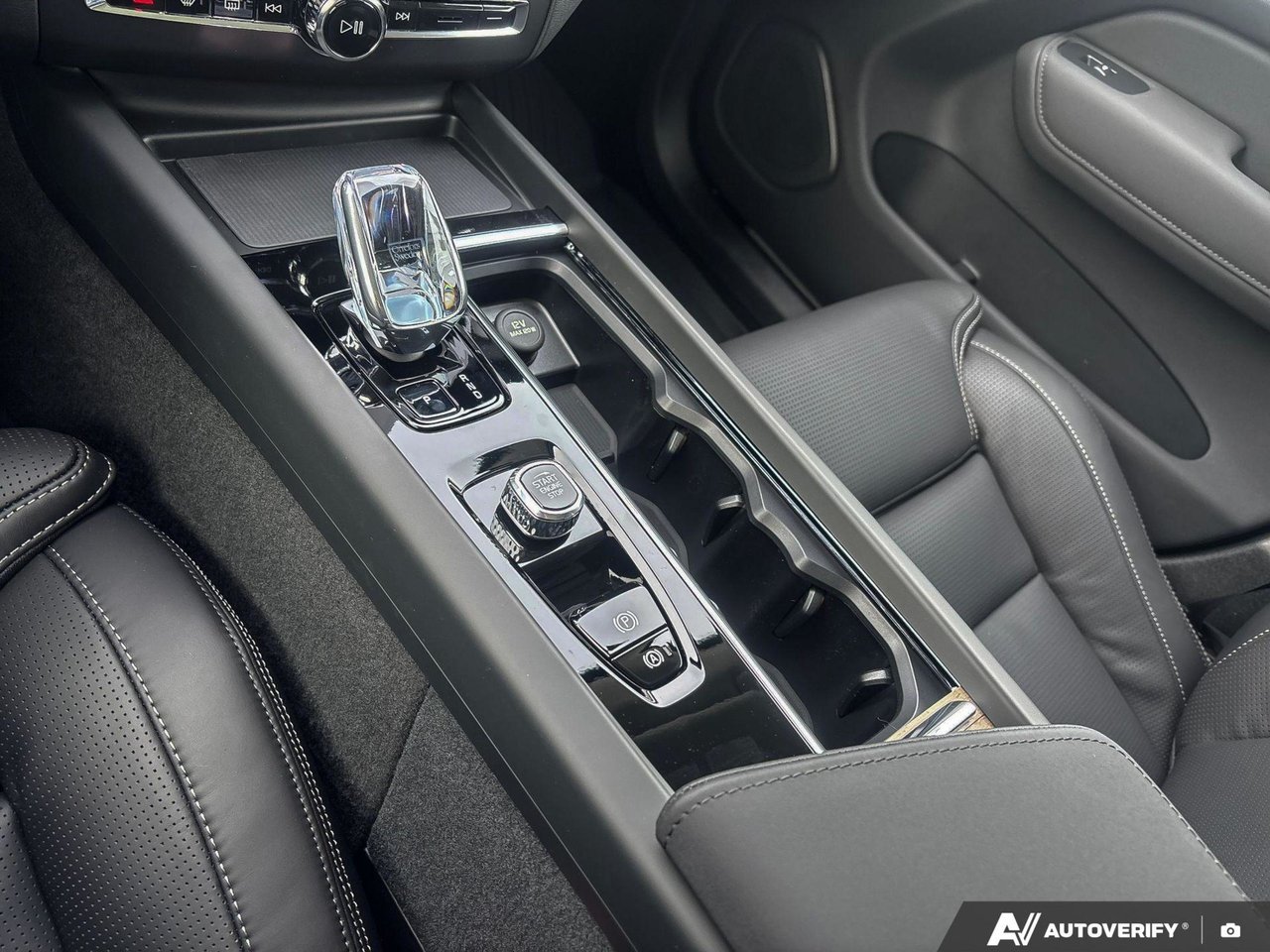 2026 Volvo XC60 Ultra Dark Theme-18