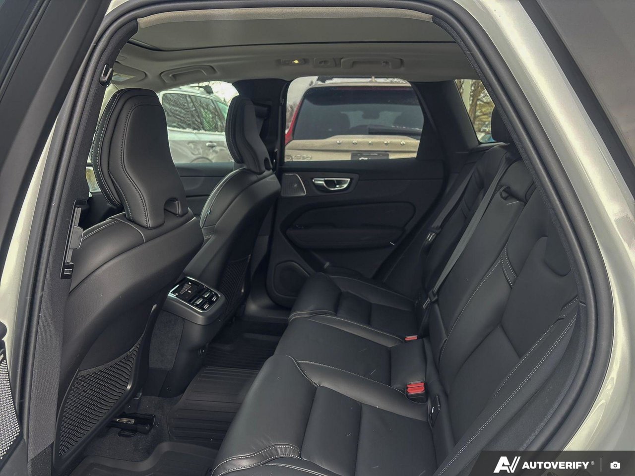 2026 Volvo XC60 Ultra Dark Theme-23