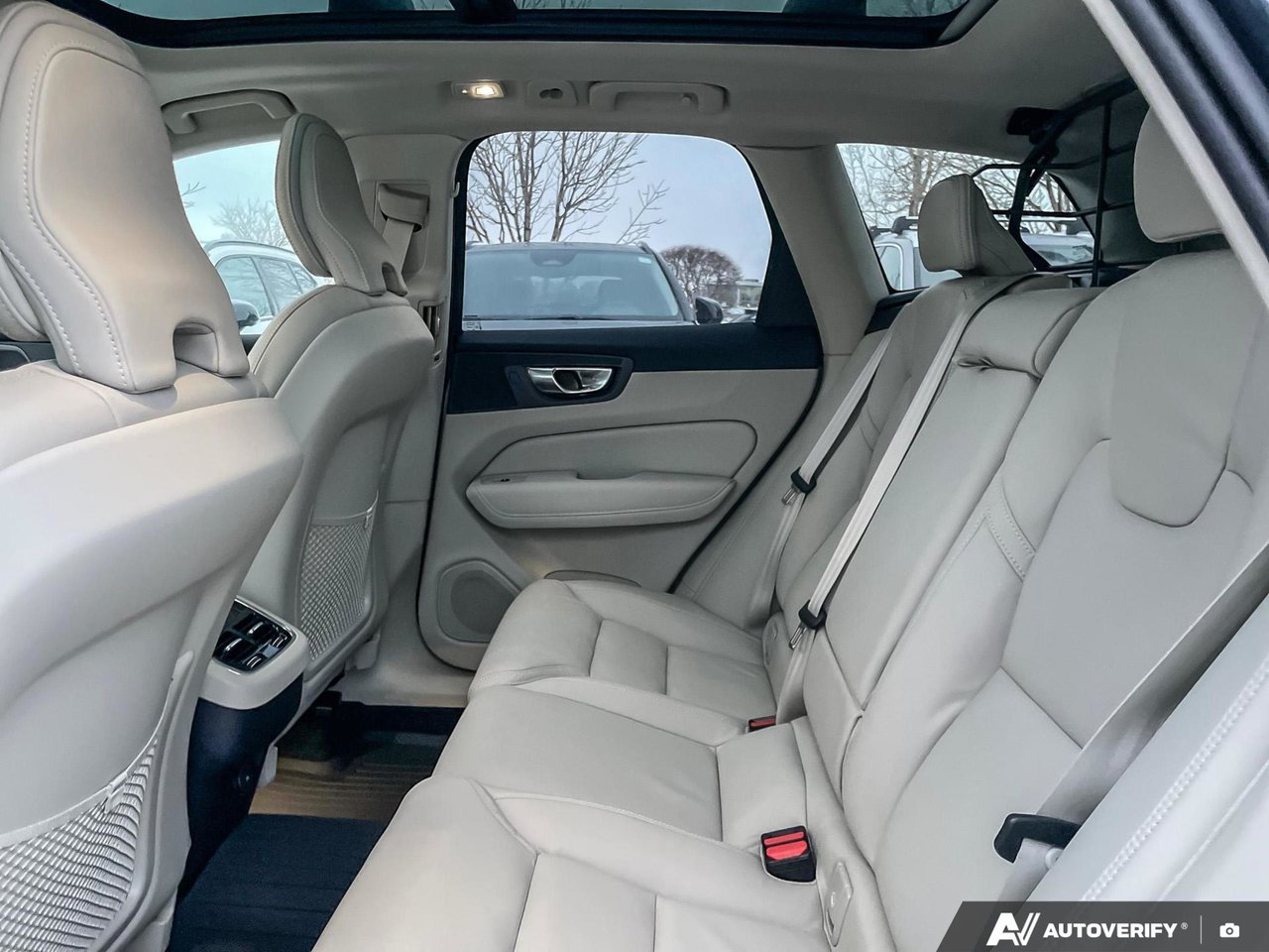 2026 Volvo XC60 Ultra Dark Theme-23