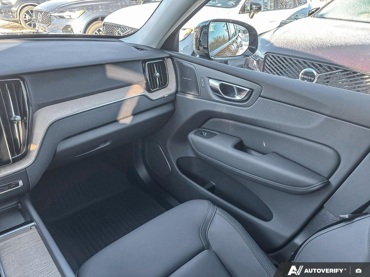 2026 Volvo XC60 Plus Dark Theme-25