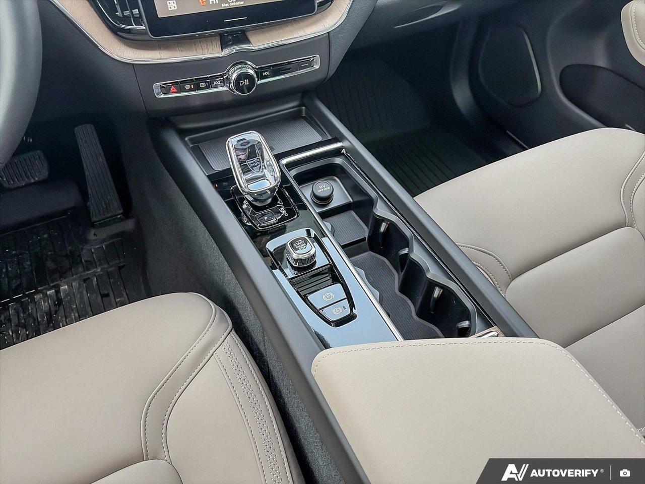 2026 Volvo XC60 Plus Dark Theme-18