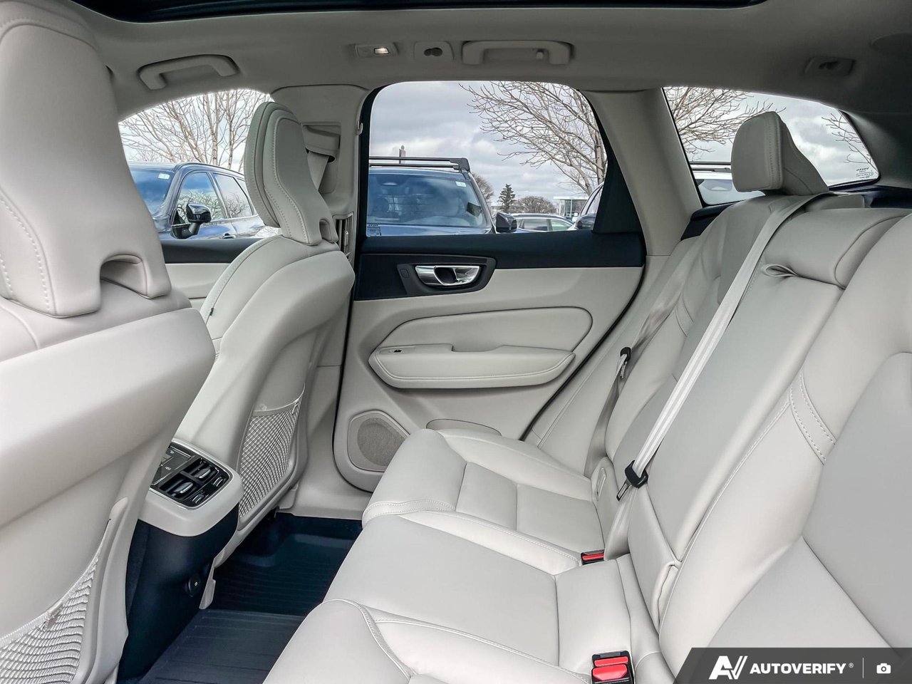 2026 Volvo XC60 Ultra Dark Theme-23