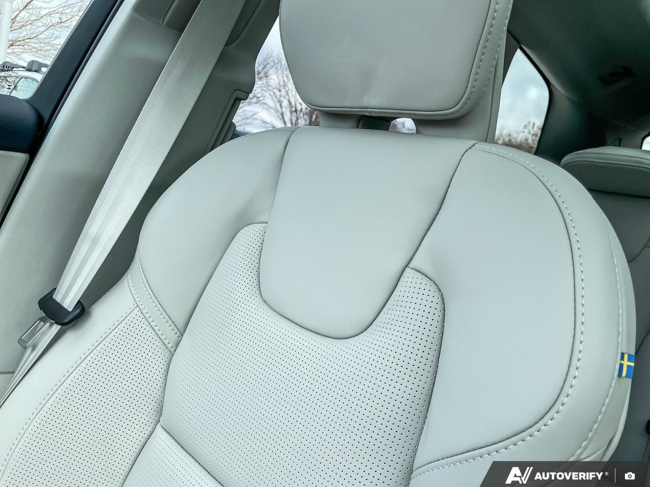 2026 Volvo XC60 Ultra Dark Theme-19