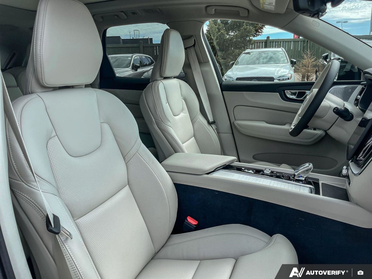 2026 Volvo XC60 Ultra Dark Theme-21