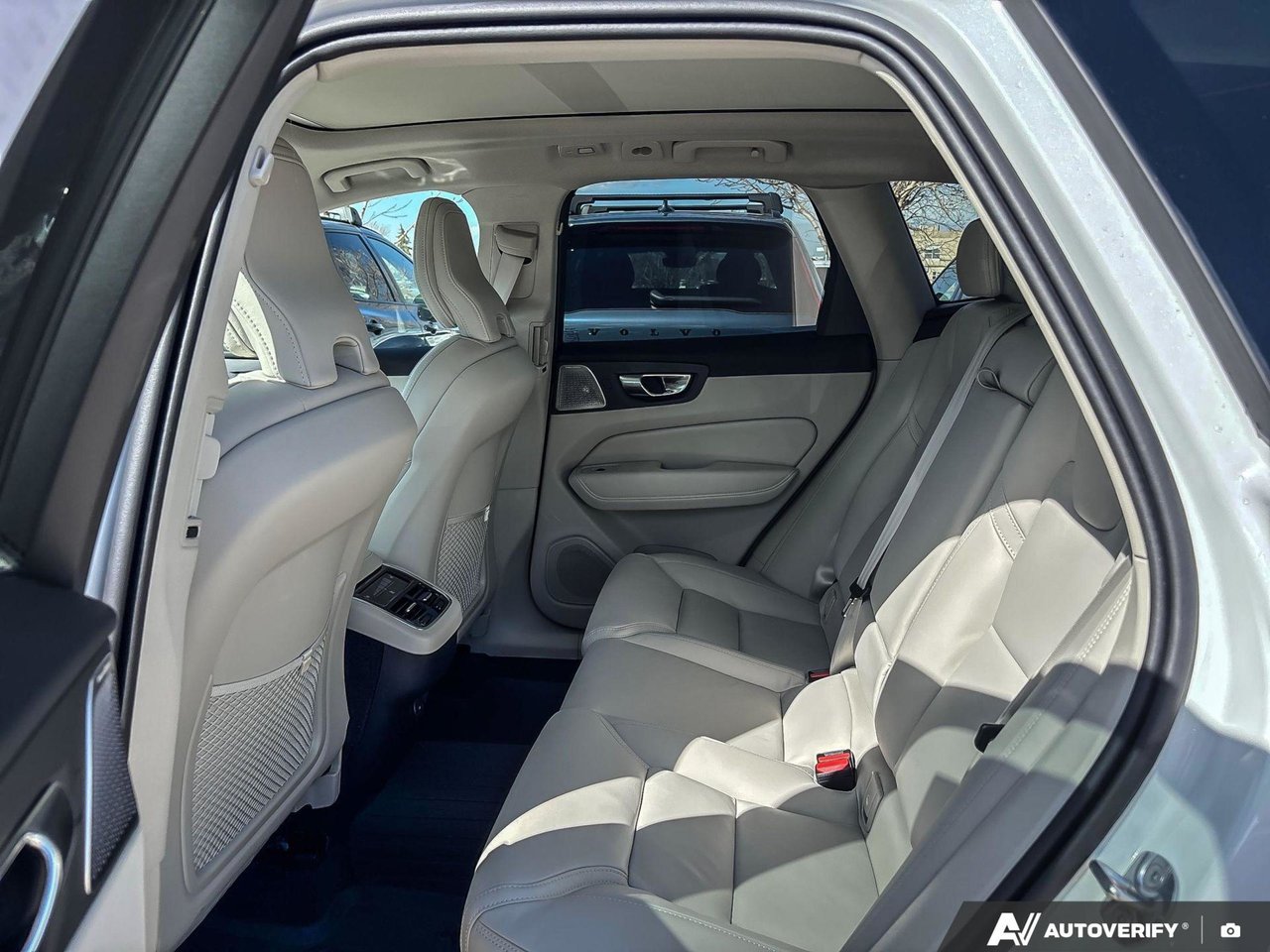 2026 Volvo XC60 Ultra Dark Theme-23