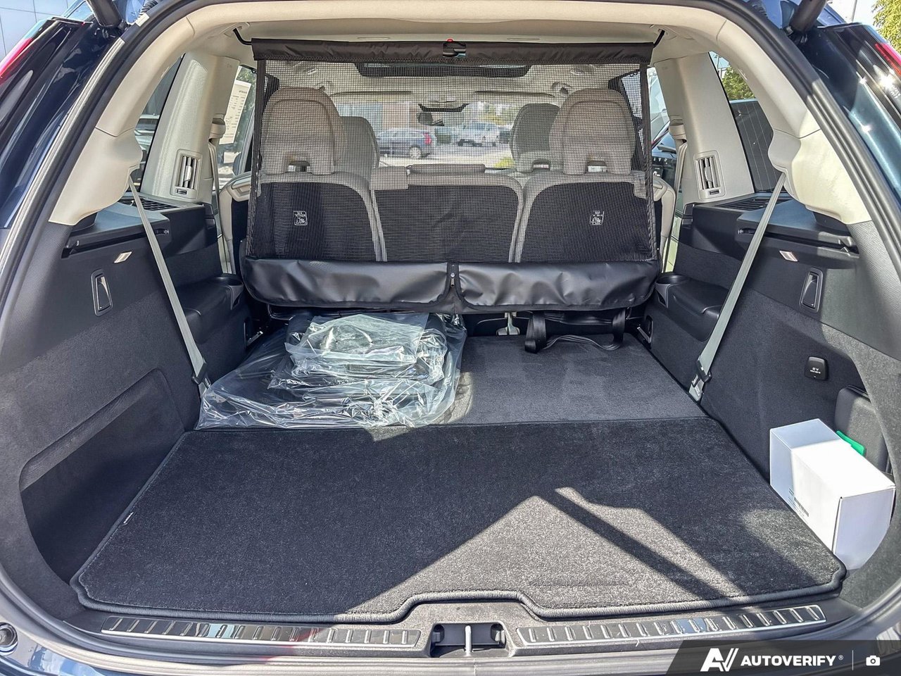 2026 Volvo XC90 Plug-In Hybrid Ultra Dark Theme-8