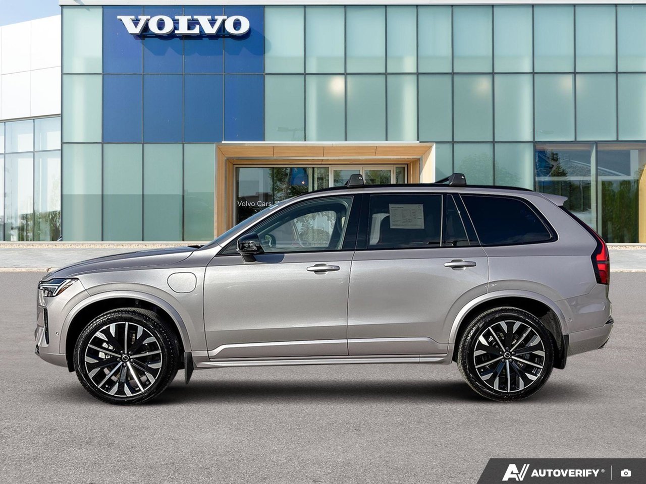 2026 Volvo XC90 Plug-In Hybrid Plus Dark Theme-2