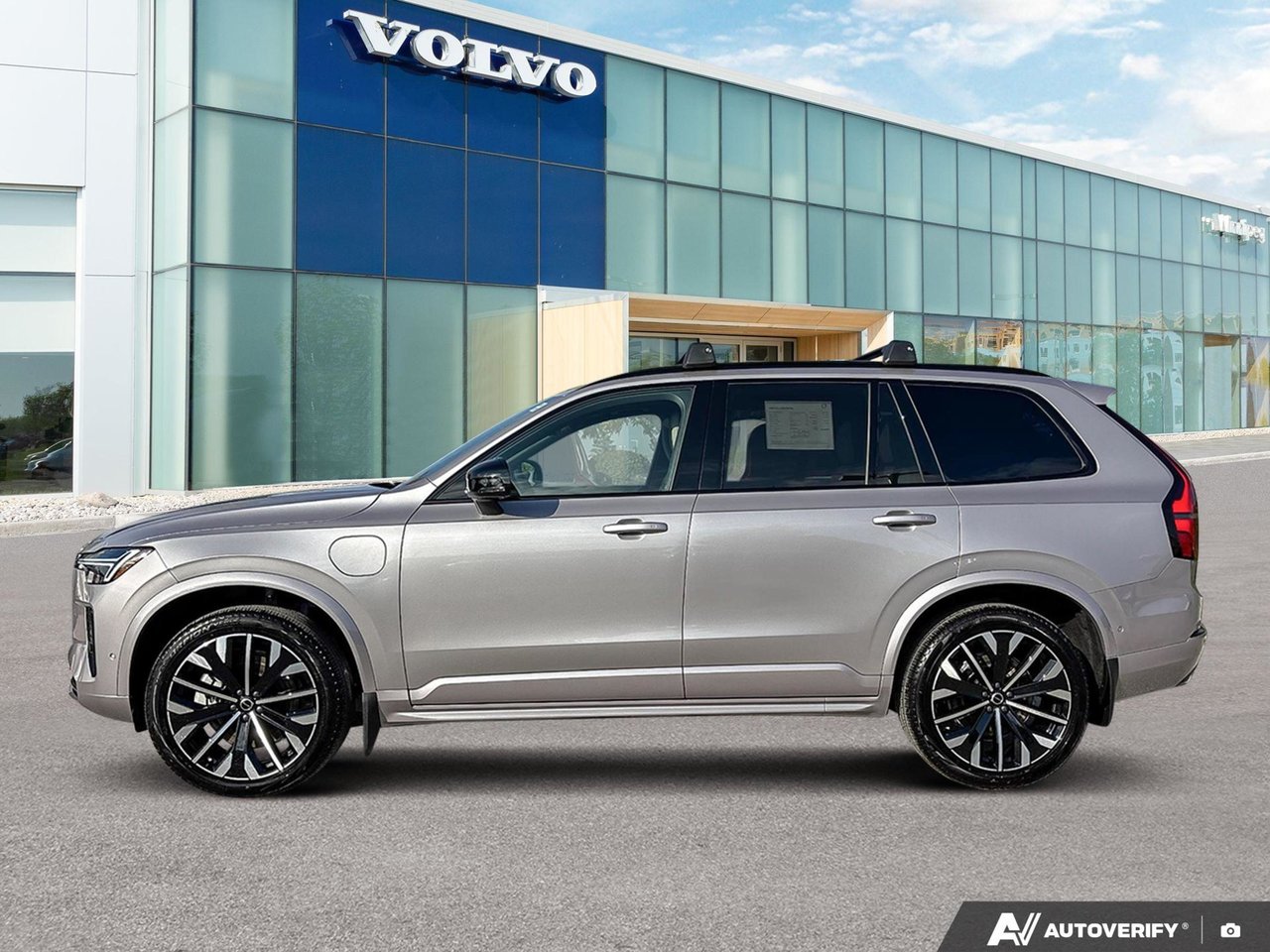 2026 Volvo XC90 Plug-In Hybrid Plus Dark Theme-2