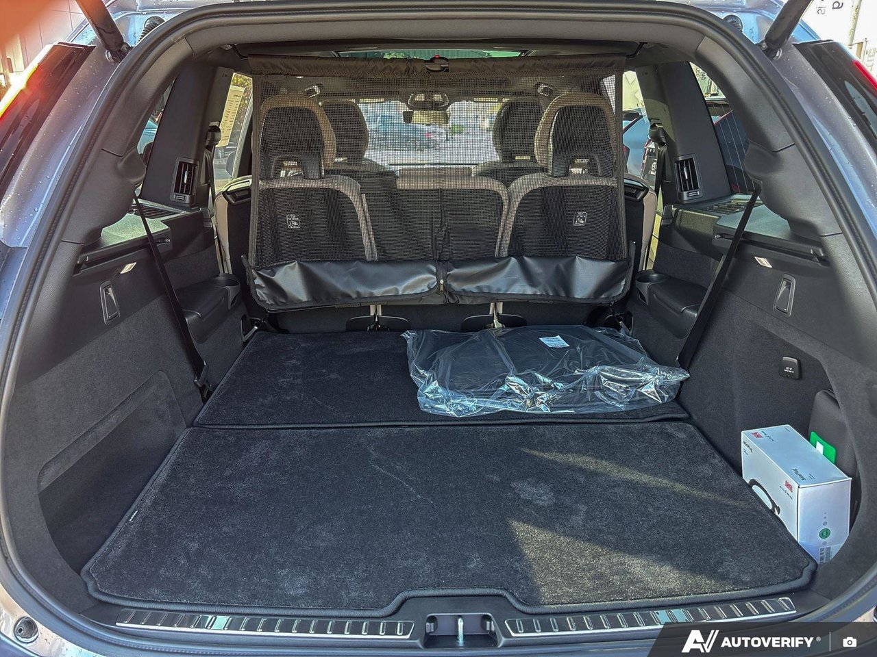 2026 Volvo XC90 Plug-In Hybrid Plus Dark Theme-8