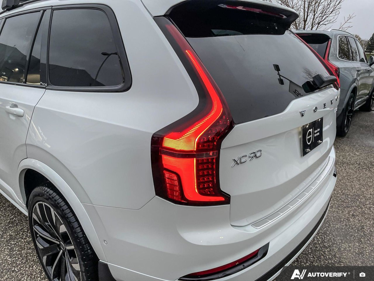 2026 Volvo XC90 Plug-In Hybrid Plus Dark Theme-12