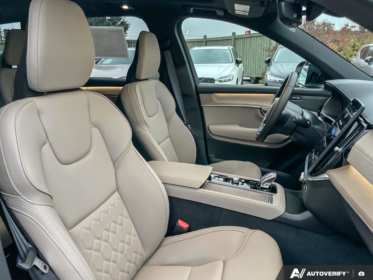 2026 Volvo XC90 Plug-In Hybrid Plus Dark Theme-22