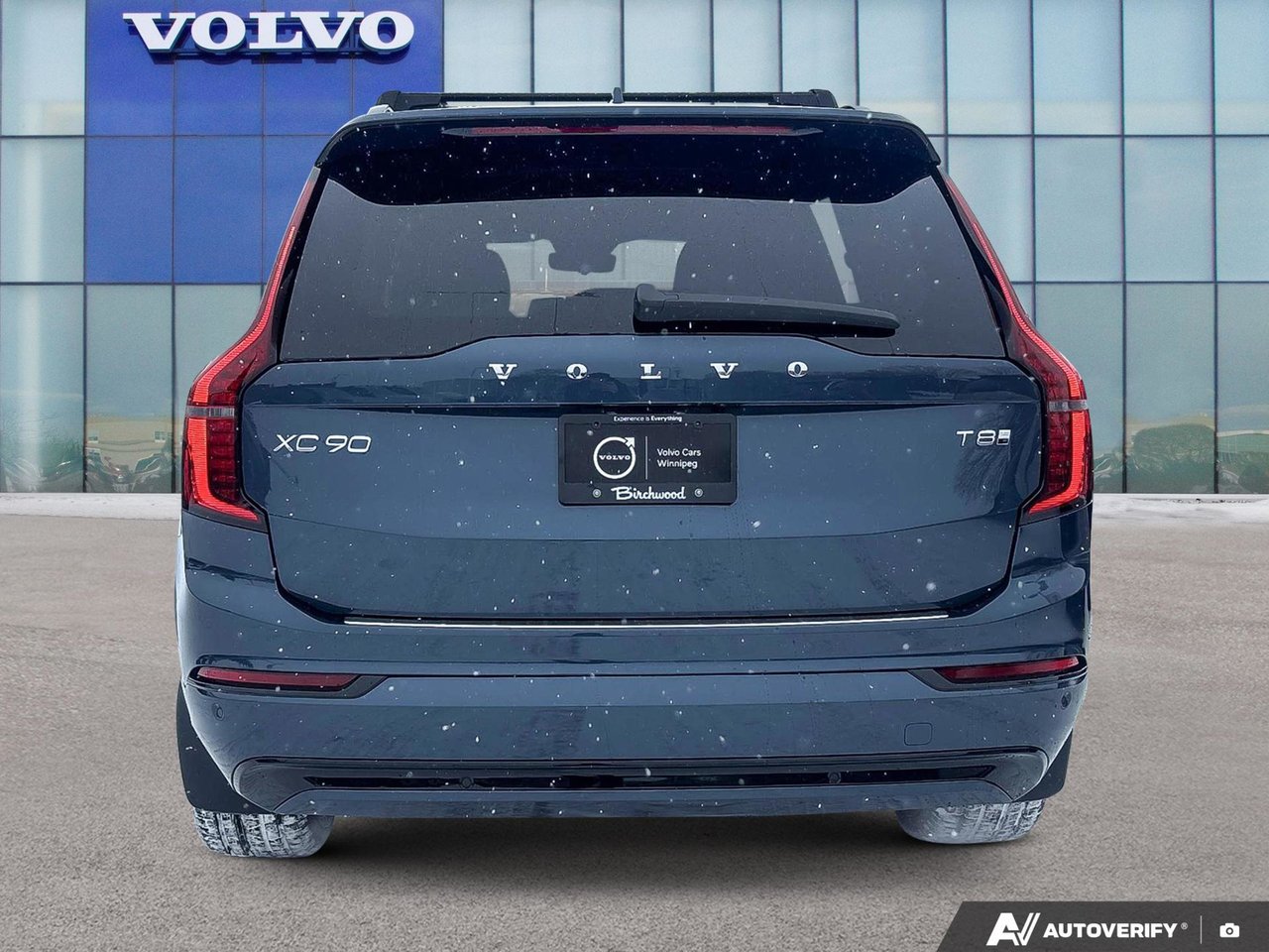 2026 Volvo XC90 Plug-In Hybrid Plus Dark Theme-4